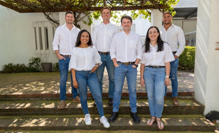 2026 Diners Club Young Winemaker of the Year Finalists
Back row left to right: Xander Spreeth (L'Ormarins), Loïc du Toit (De Wetshof), Lee-Irvine Geduld (Bon Courage)
Front row left to right: Mosima Mabelebele (The Pledge), Carlo De Vries (Stellenbosch Family Wines), Daniela Briedenhann (Saronsberg)